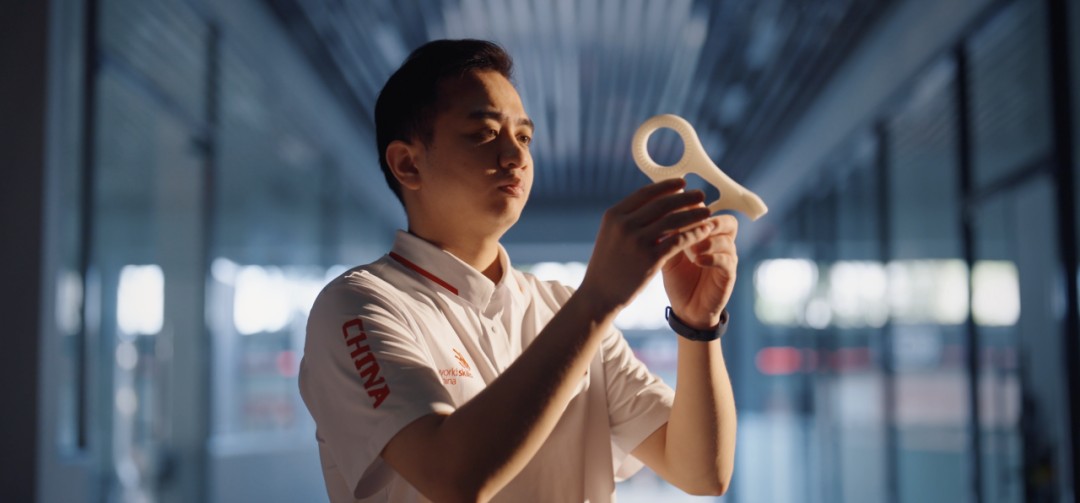 “当听到‘中国China’的时候，我下意识就把国旗展开了”